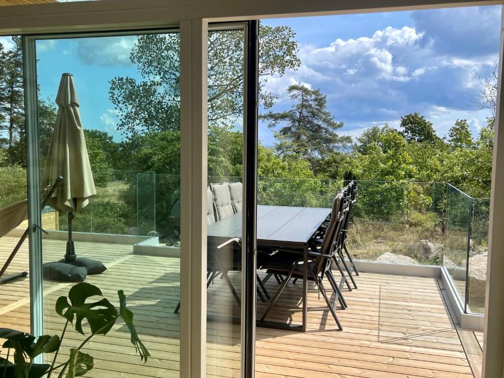 Nybygget hus i Svaneke tæt på klipper, skov og hav