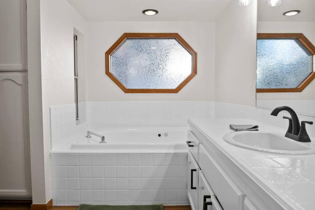Delightful 3-bedroom cabin with hot tub photo 4