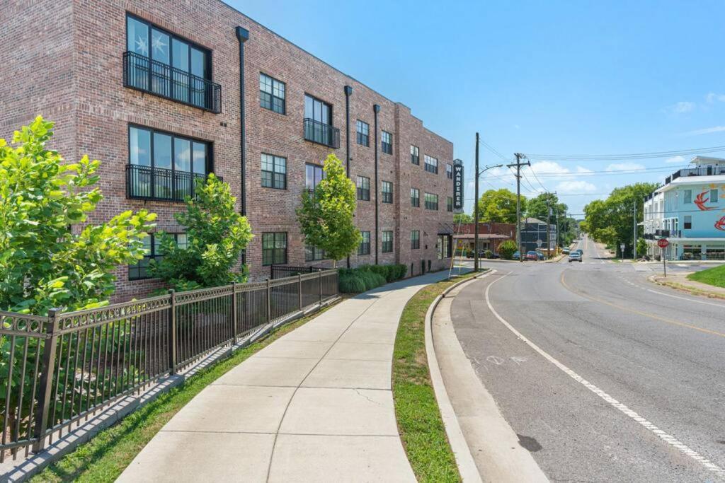 3 Miles to Downtown Broadway Bars - Walk to Coffee from Condo