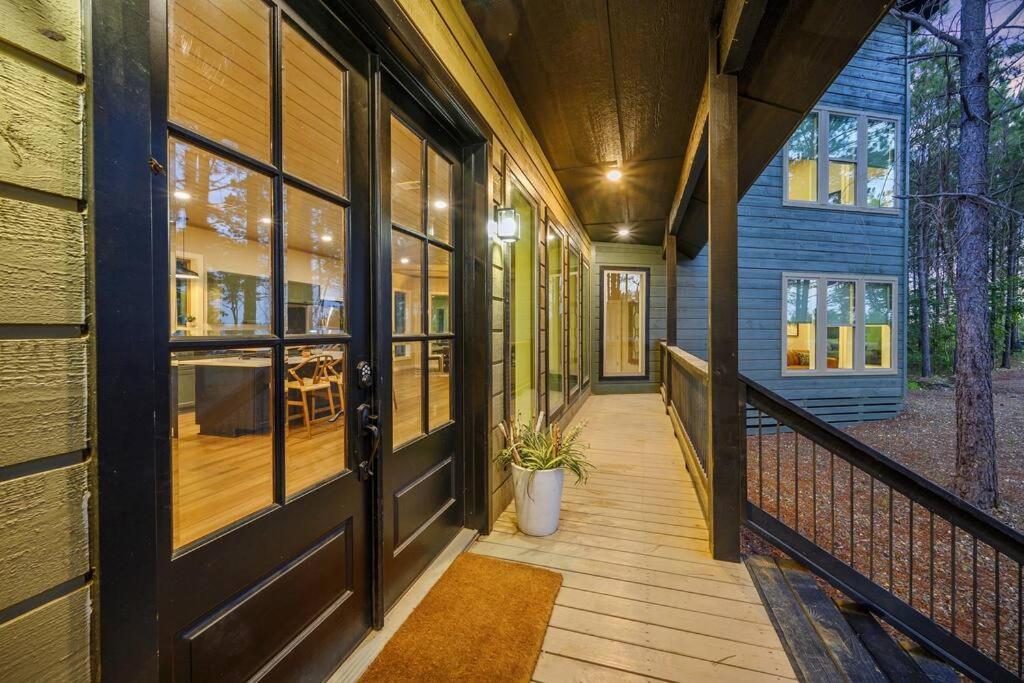 Sleeps 22 • 9 Hole Mini Golf • Amenities • Lake! photo 1