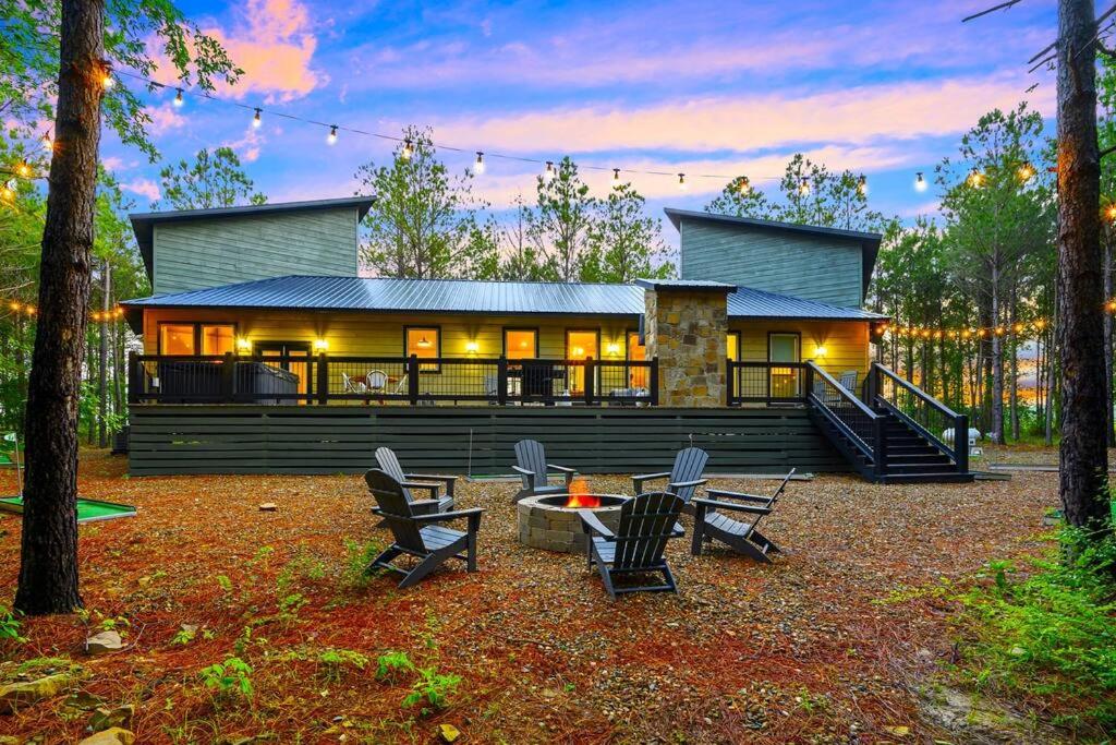 Sleeps 22 • 9 Hole Mini Golf • Amenities • Lake! photo 2
