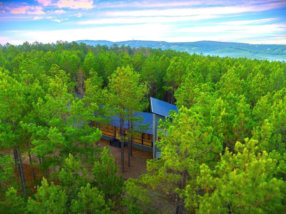 Sleeps 22 • 9 Hole Mini Golf • Amenities • Lake! photo 3