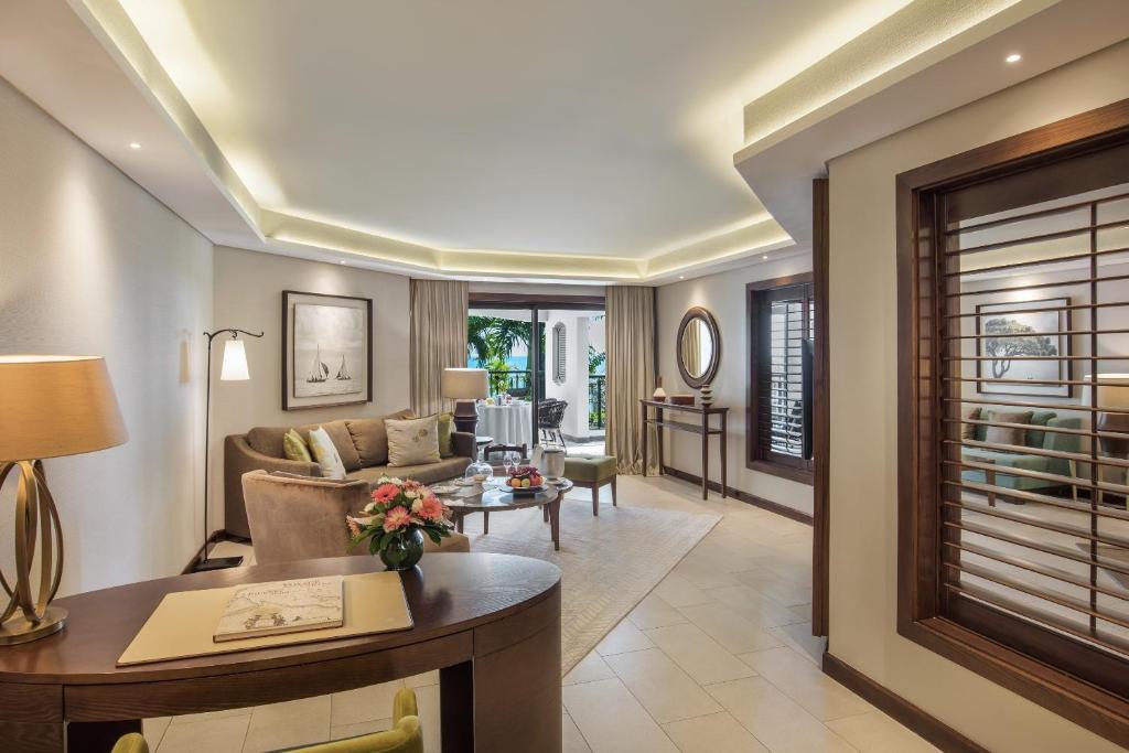 Royal Palm Beachcomber Luxury - Tap to explore photos