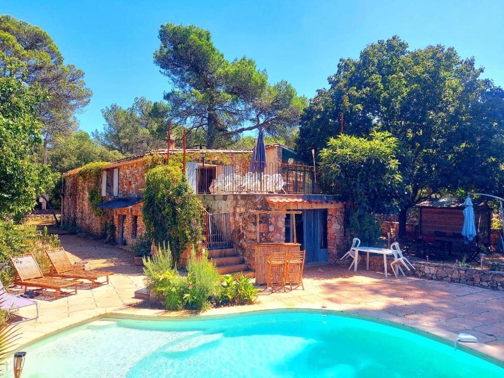 Superbe bergerie en cœur de foret avec piscine privée lac rivière cascades