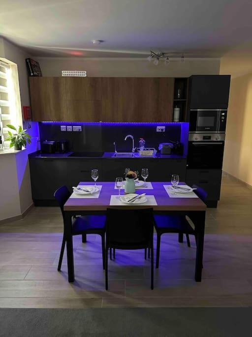 A Brand New Stunning Penthouse with BBQ area photo 4