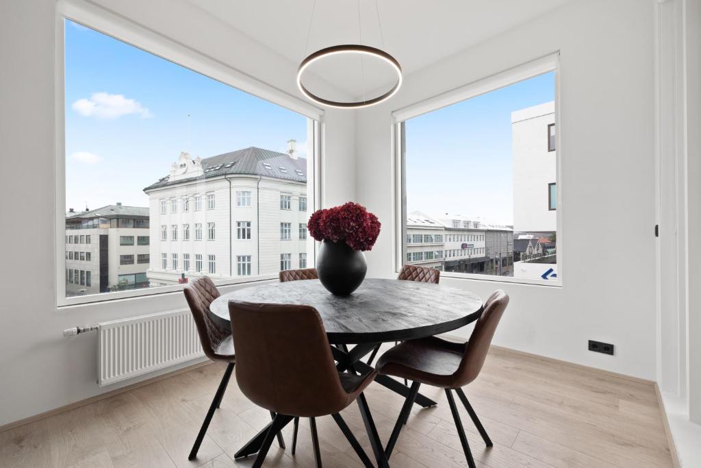 Venture Vacation-Stylish - Comfy City Center Oasis - Free Parking photo 4