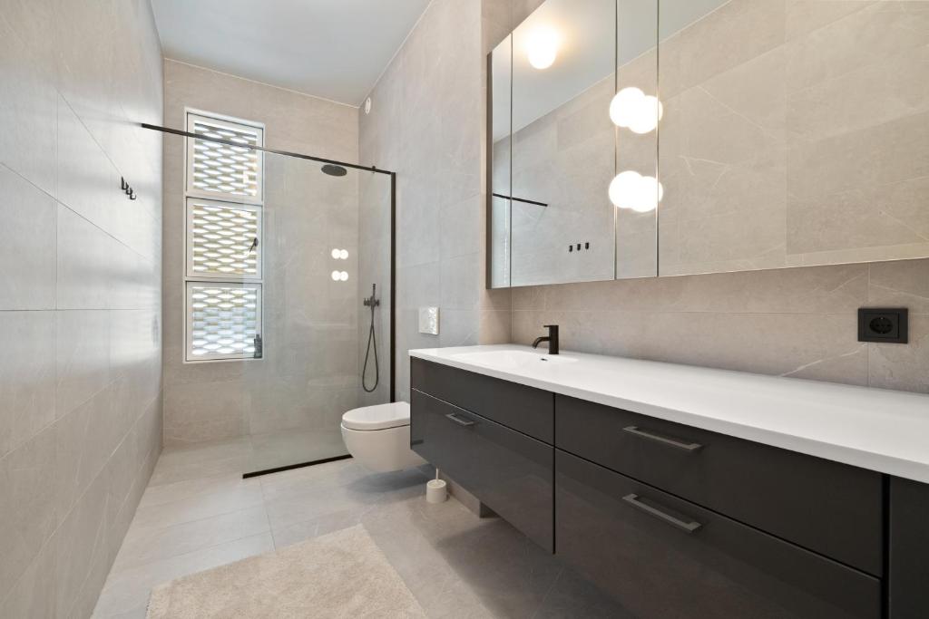 Venture Vacation-Stylish - Comfy City Center Oasis - Free Parking photo 3