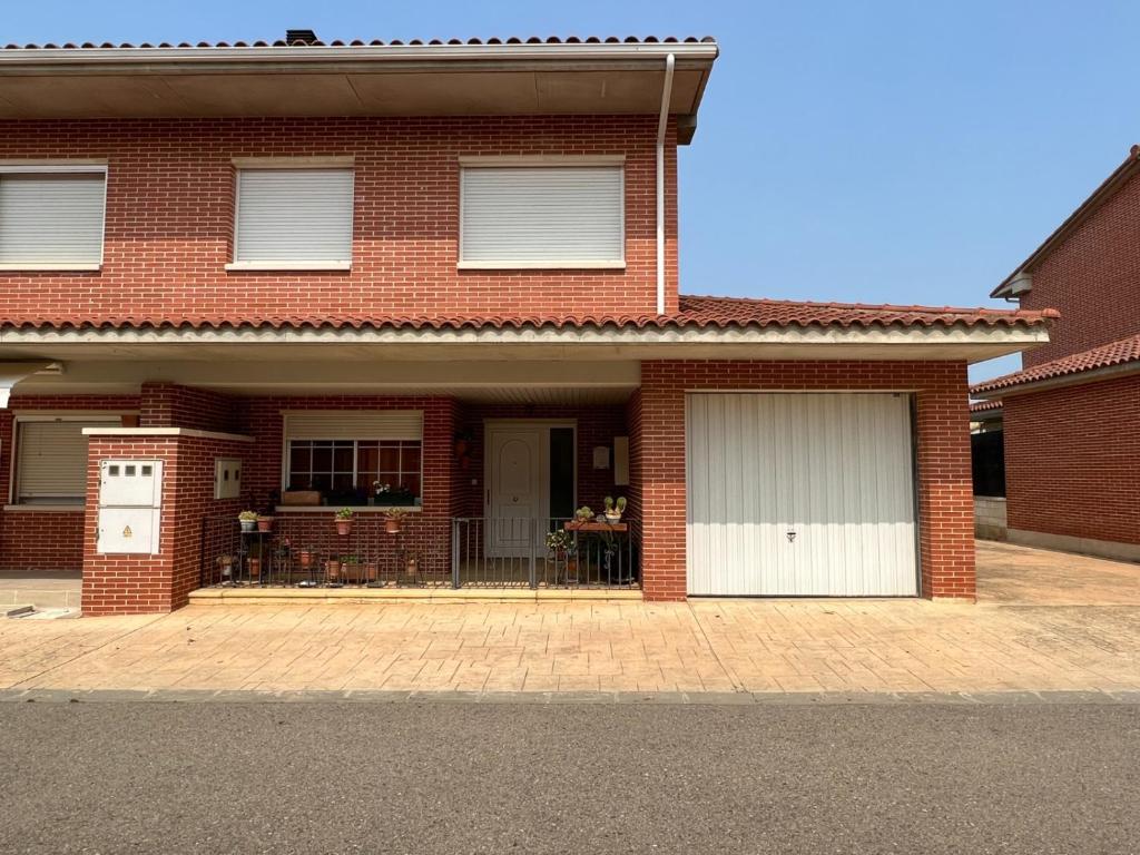 Casa grande con gran jardín privado