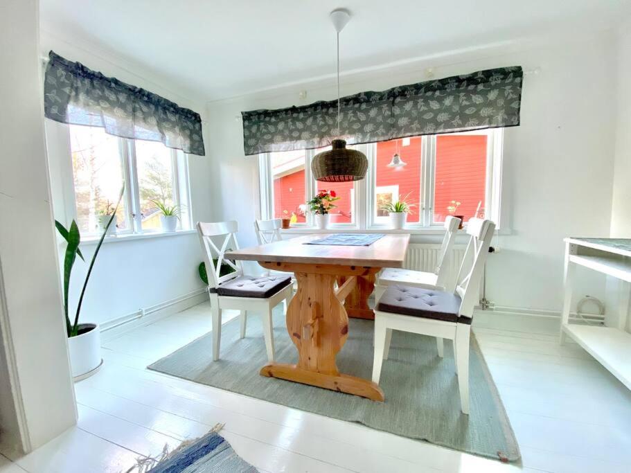 Charmigt hus med tre rum och kök centralt photo 1