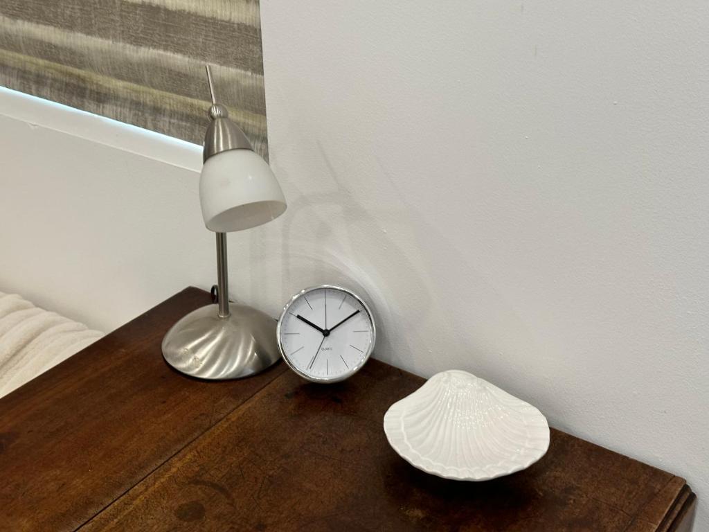 Modern flat in Egham by Royal Holloway University Royal Ascot and Windsor near Heathrow Airport - Tap to explore photos