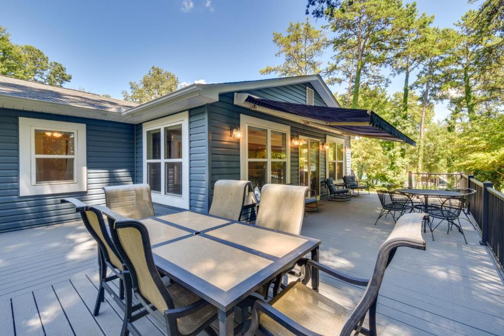 Spacious Lake Hartwell Home with Private Boat Dock! photo 2