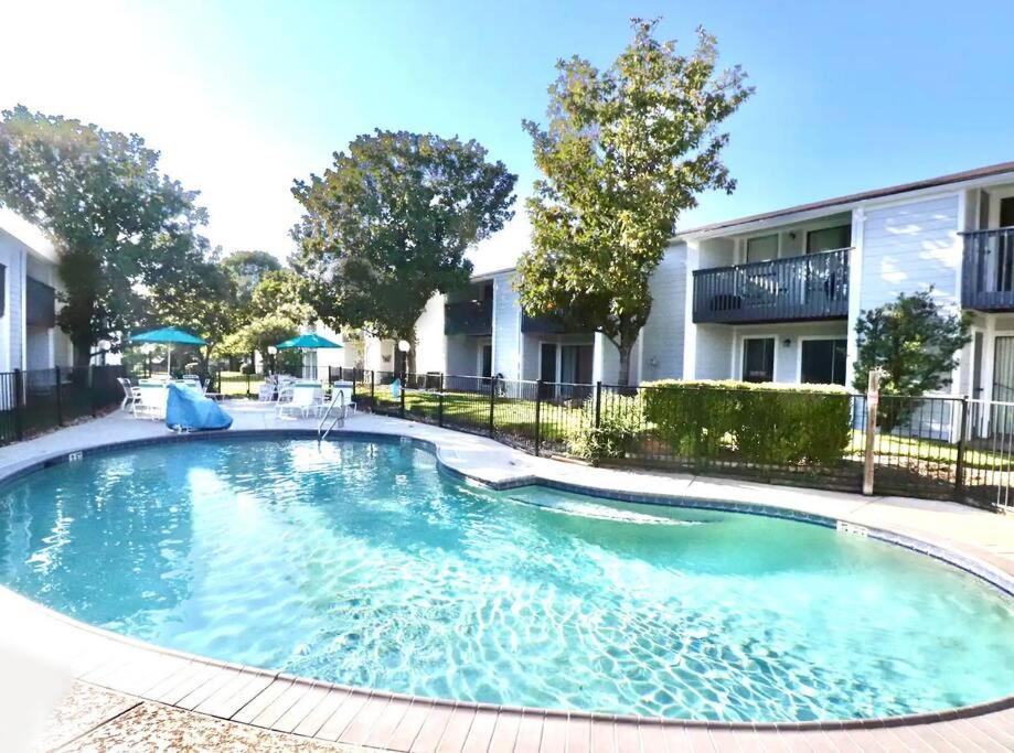 Paradise* King Bed, Cozy Quiet Condo, Golf Pool Lake, Ideal for Longer Stays! photo 4