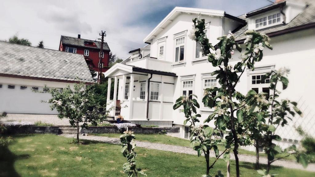 Bo i historisk bygning, kort vei til sentrum