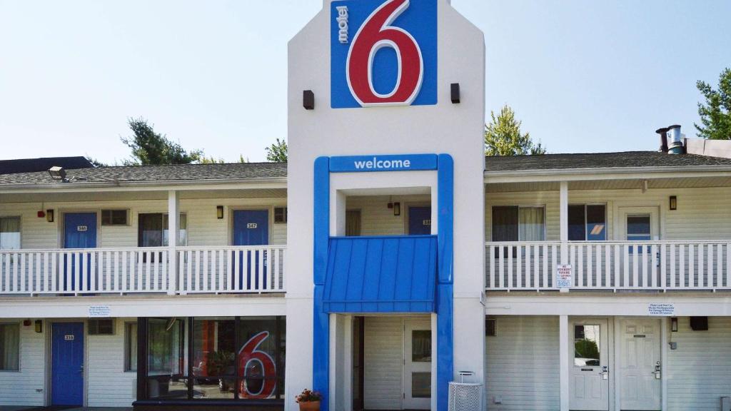 Motel 6 Nashua, NH - North image