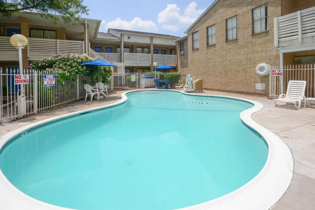 Motel 6-Baytown, TX - Baytown East photo 1