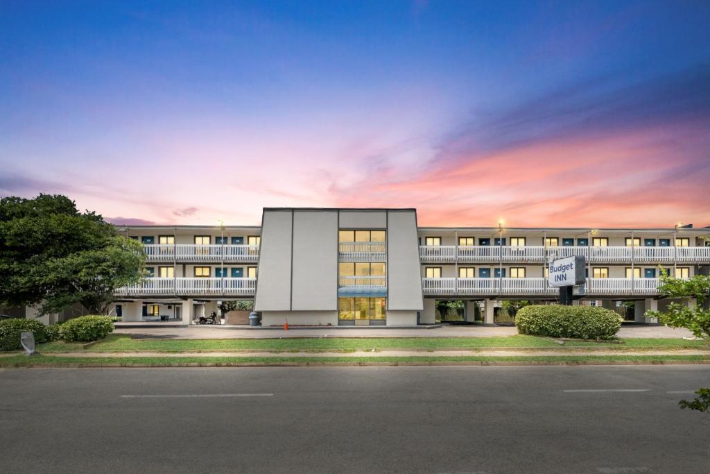 Budget Inn Norfolk Va image