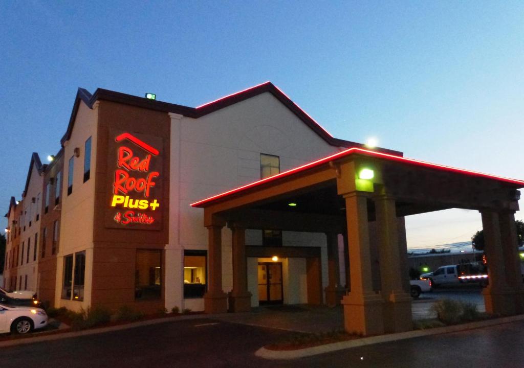 Red Roof Inn PLUS+ & Suites Chattanooga - Downtown photo 3