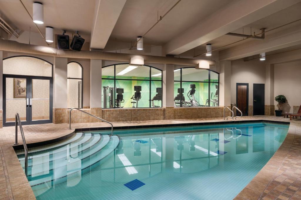 Holiday Inn & Suites North Vancouver, an IHG Hotel photo 3
