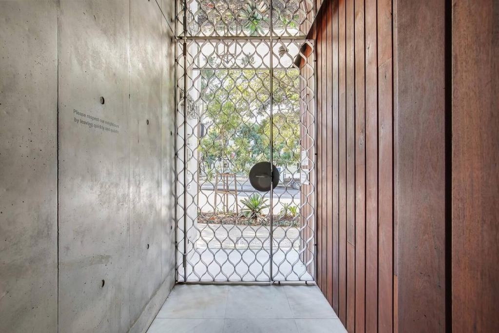'The Fern' Split-level Eco Luxury with Lush Courtyard photo 1