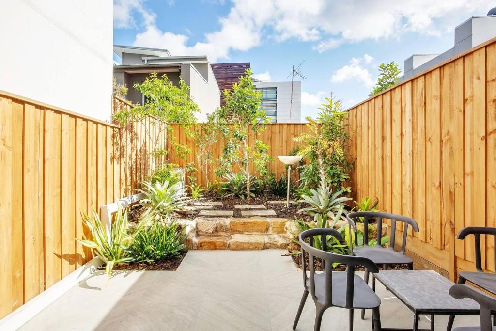 'The Fern' Split-level Eco Luxury with Lush Courtyard photo 2