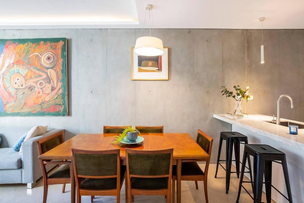 'The Fern' Split-level Eco Luxury with Lush Courtyard photo 3