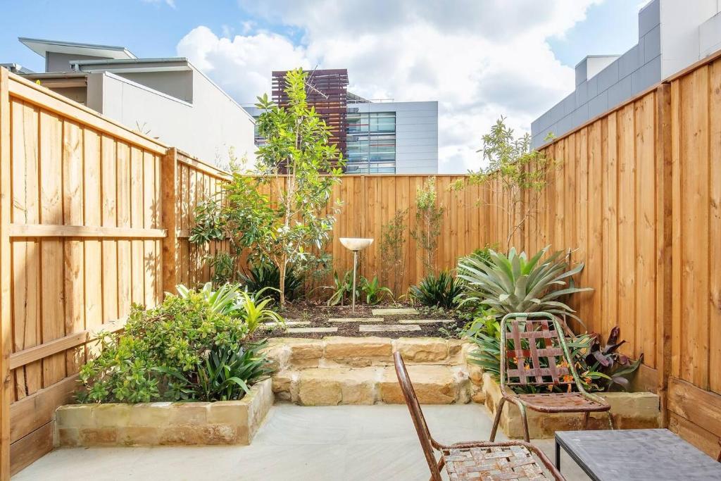 'The Fern' Split-level Oasis with Lush Courtyard photo 1