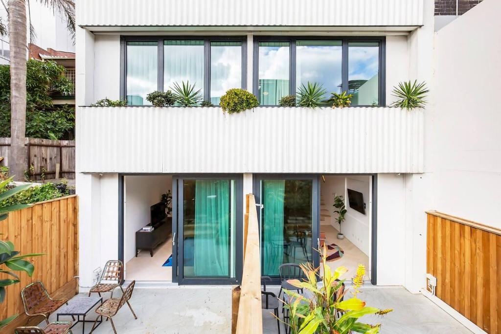 'The Fern' Split-level Oasis with Lush Courtyard photo 3