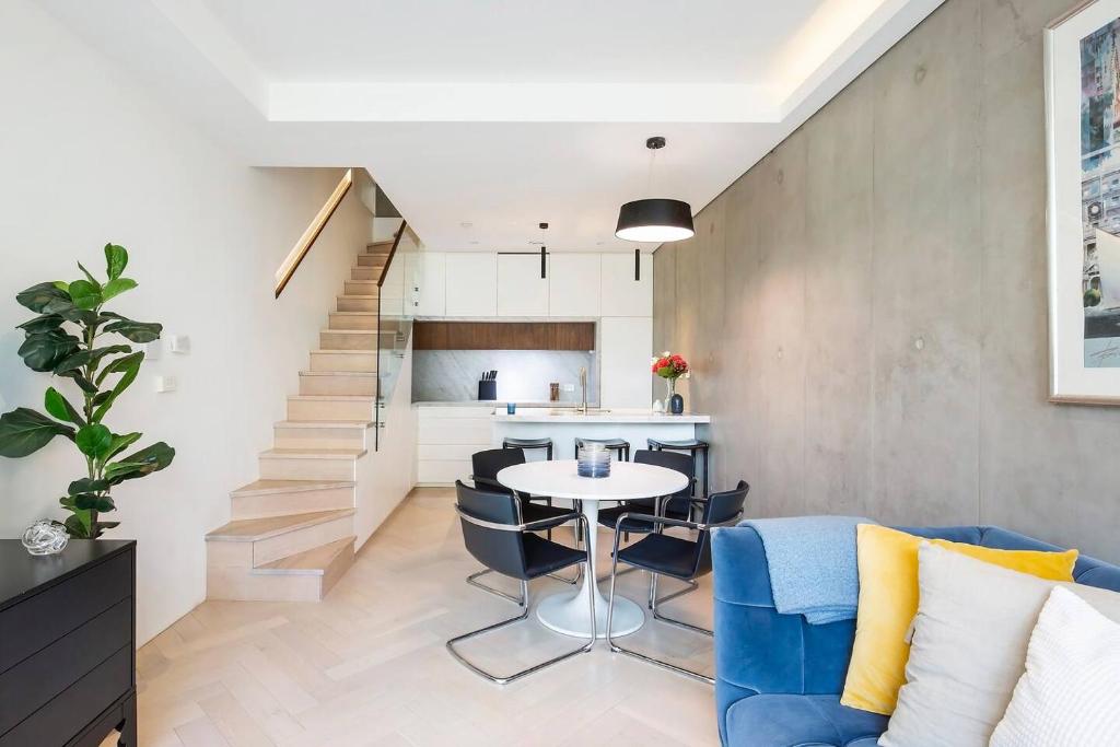 'The Fern' Split-level Oasis with Lush Courtyard photo 4