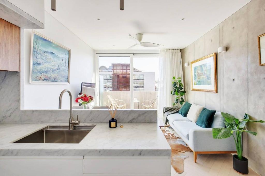 'The Fern' Double-story Penthouse Suite with Terrace photo 2