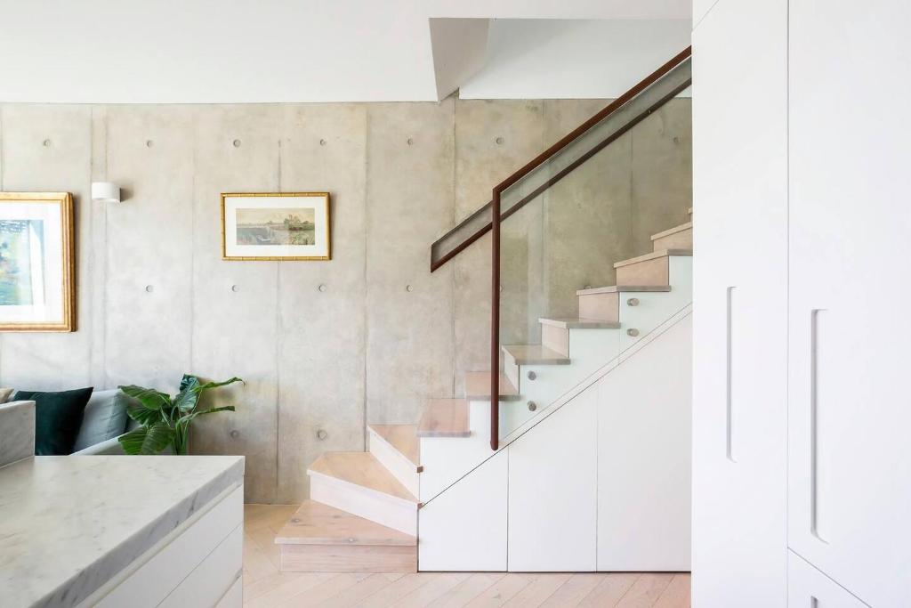 'The Fern' Double-story Penthouse Suite with Terrace photo 4