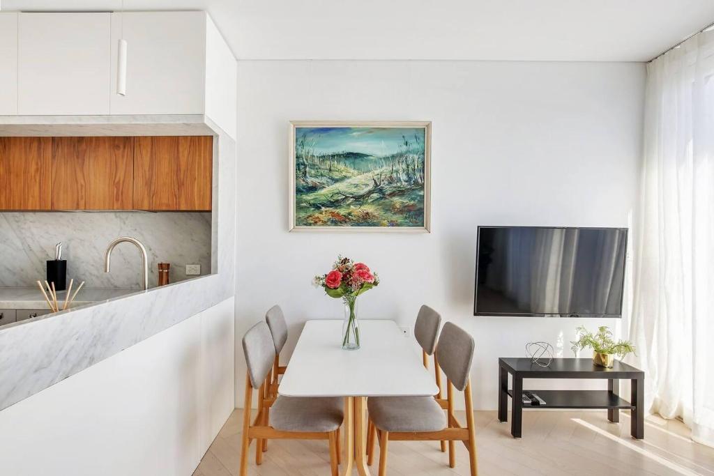 'The Fern' Double-story Penthouse Suite with Terrace photo 3