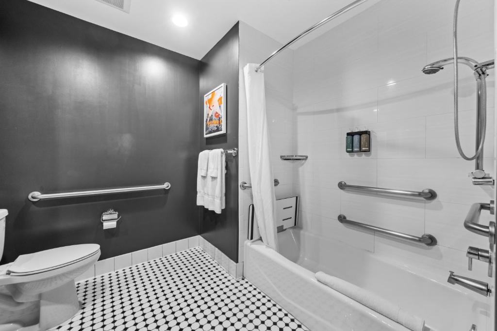 Le Bon Hotel Hollywood - Tap to explore photos