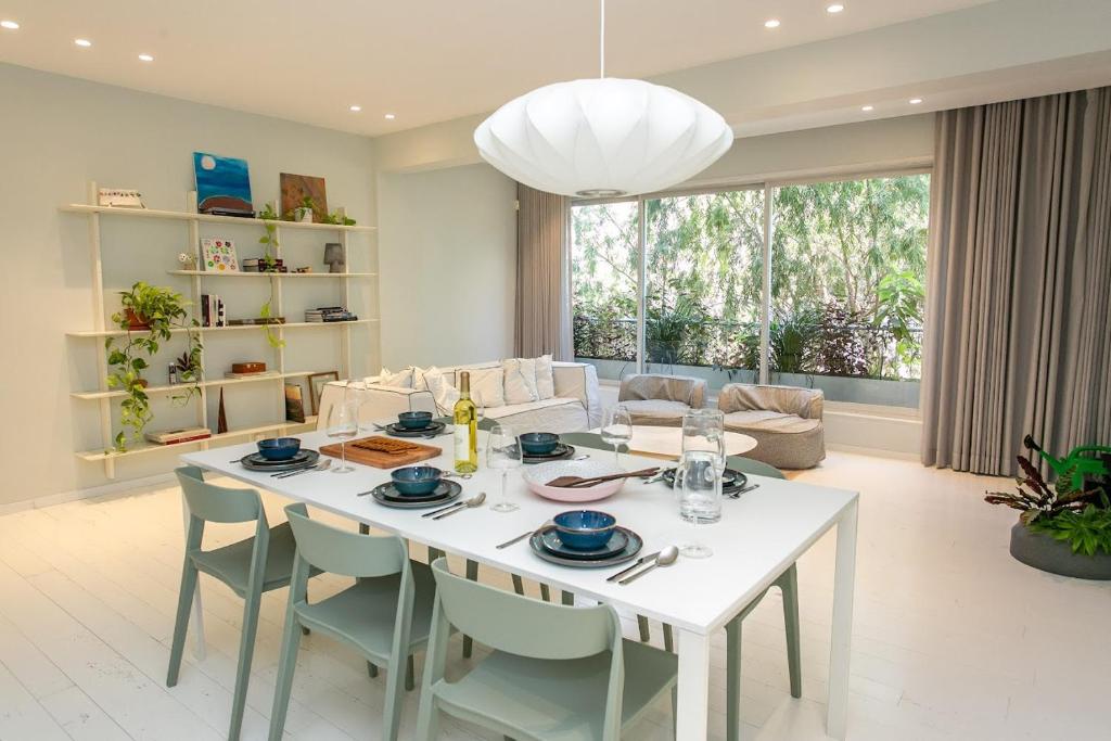 Huge Ultra Luxury TLV Apartment photo 3