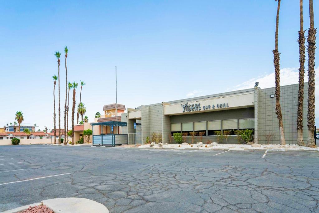 Royal Plaza Inn Indio image