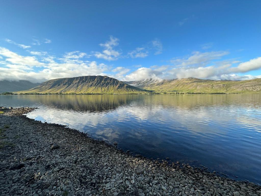 Cosy lakeview cabin 45 minutes from Reykjavik photo 2