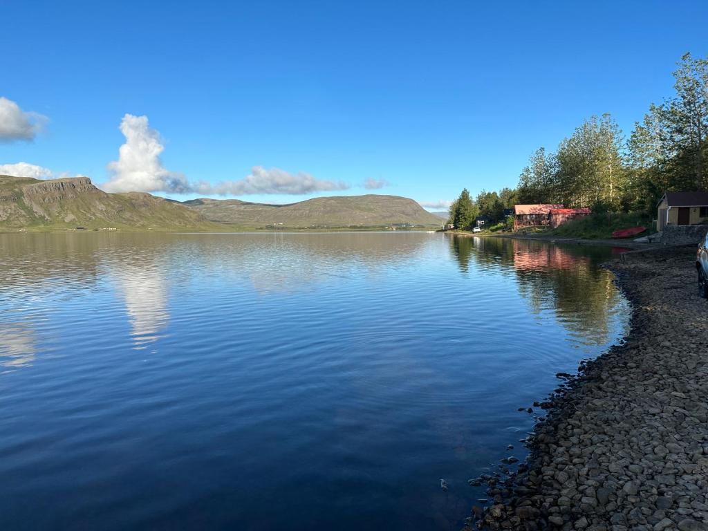 Cosy lakeview cabin 45 minutes from Reykjavik photo 3