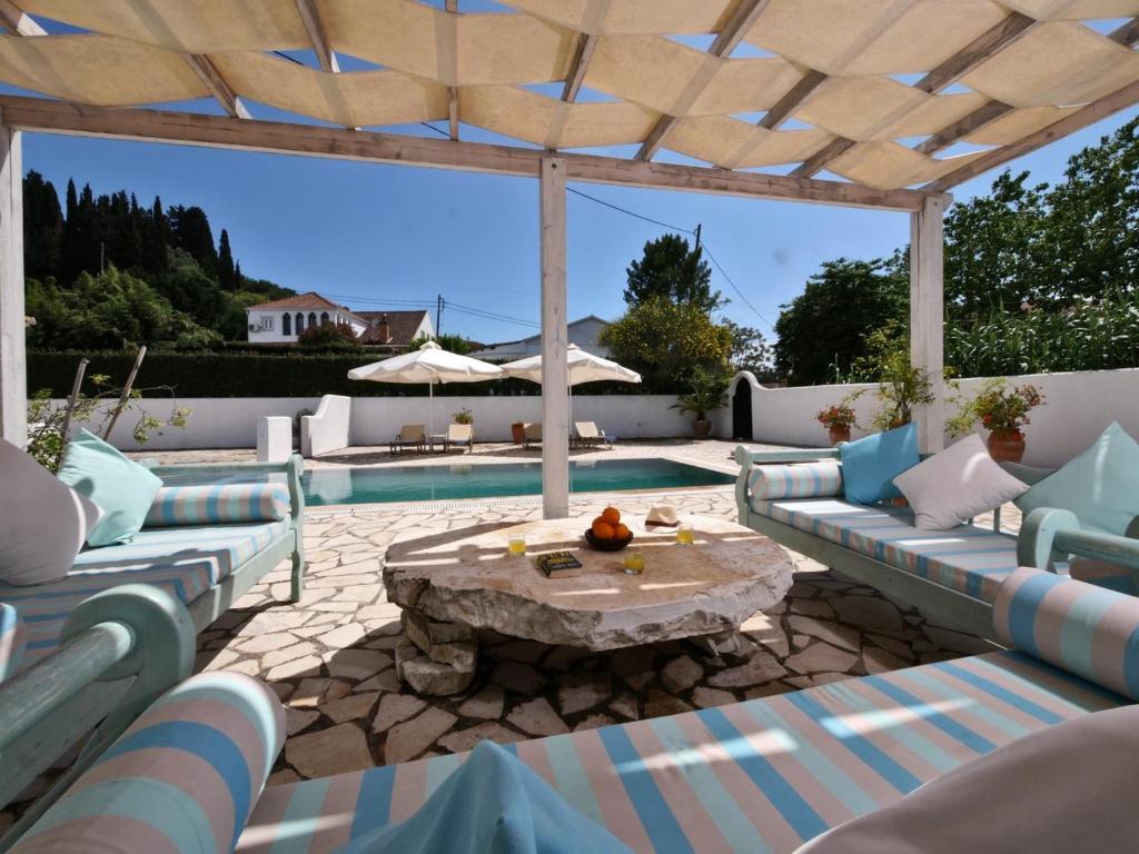 Helios Court Villa photo 4