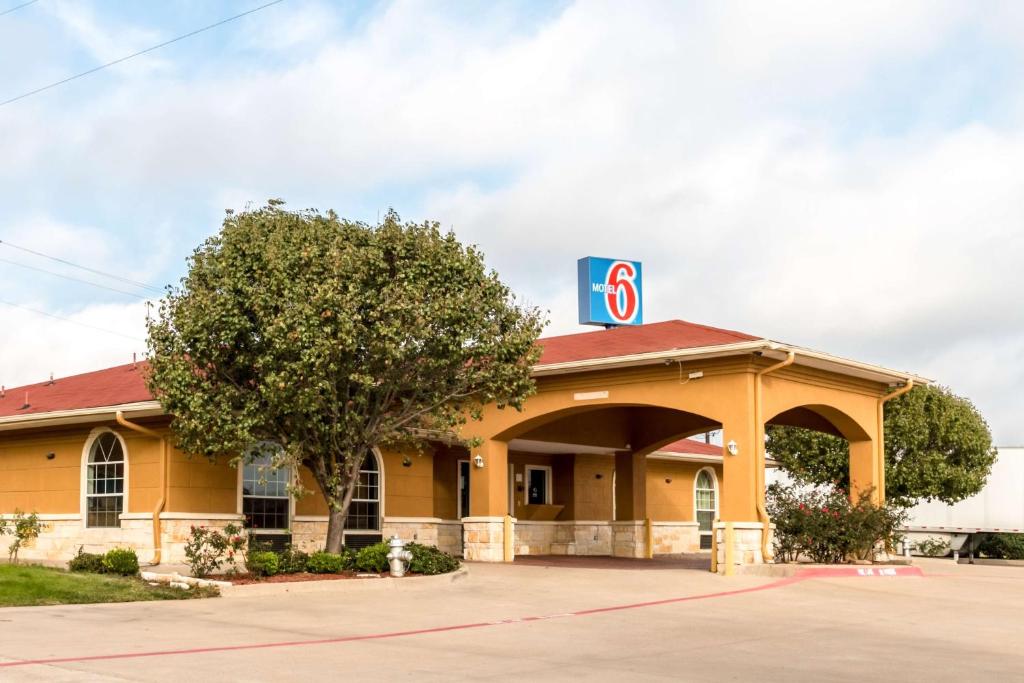 Motel 6 Alvarado, TX image