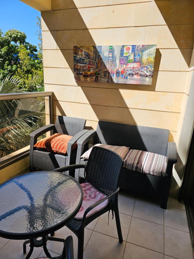 Amazing Apartment in Raanana & Swimming for 4 guests pool and Jacuzzi photo 3
