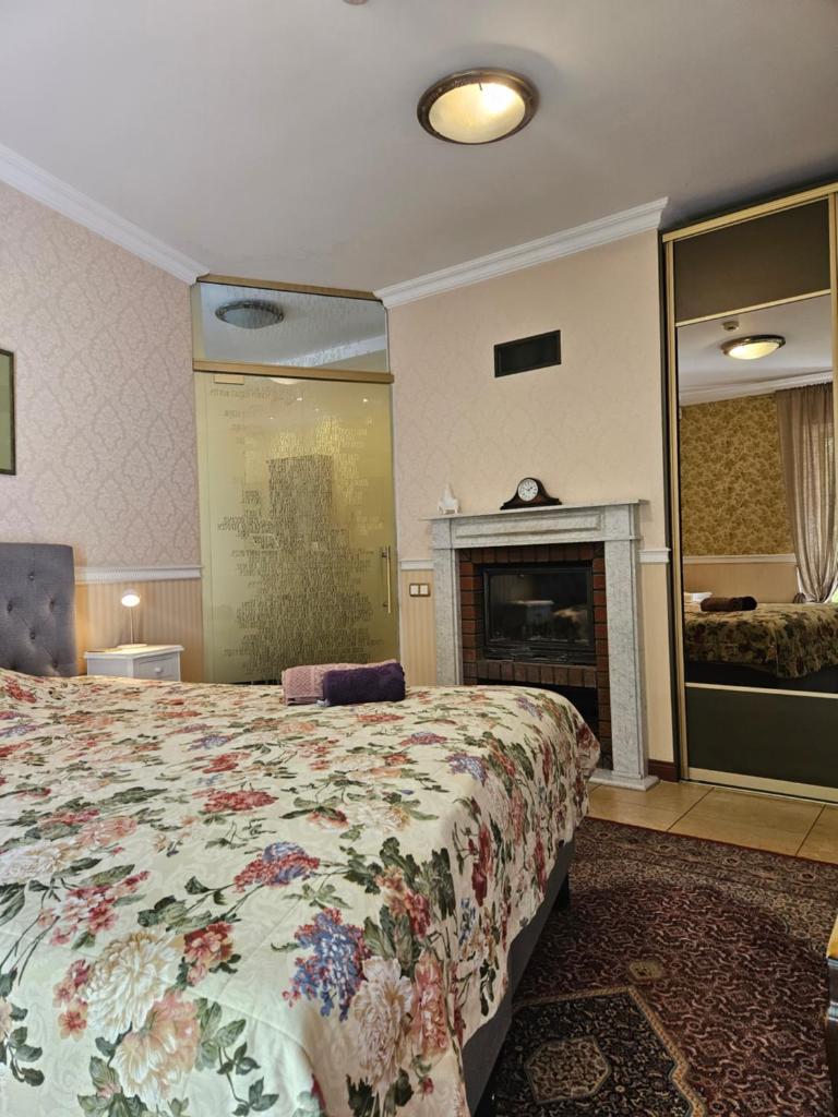 Barrister's apartments with fireplace photo 2