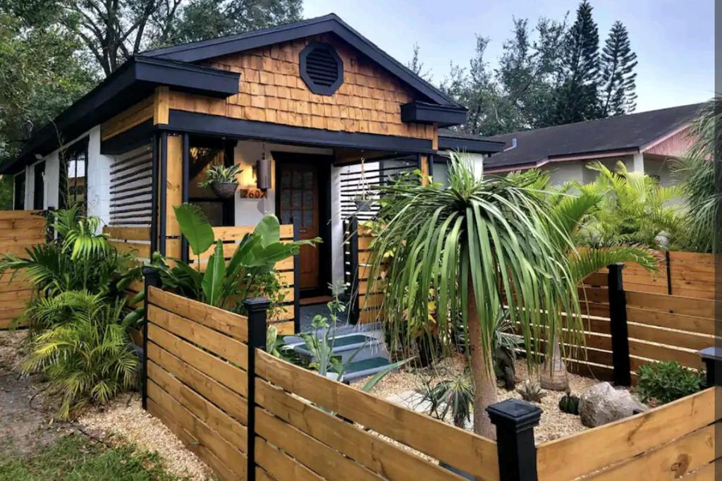 Cozy AF Jungle-House Hideaway