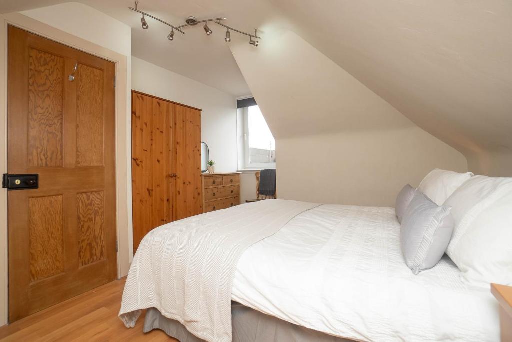 Dwellcome Home Ltd 3 Double Bedroom Semi with Garden and Drive photo 3