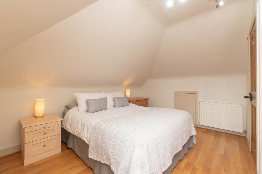 Dwellcome Home Ltd 3 Double Bedroom Semi with Garden and Drive photo 4