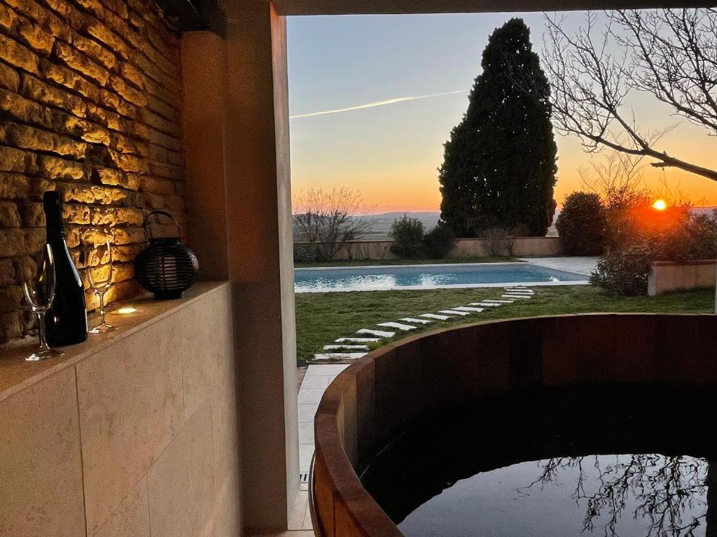 Suite intimiste insolite et luxueuse avec Spa Privatif- jacuzzi, vue de rêve photo 3