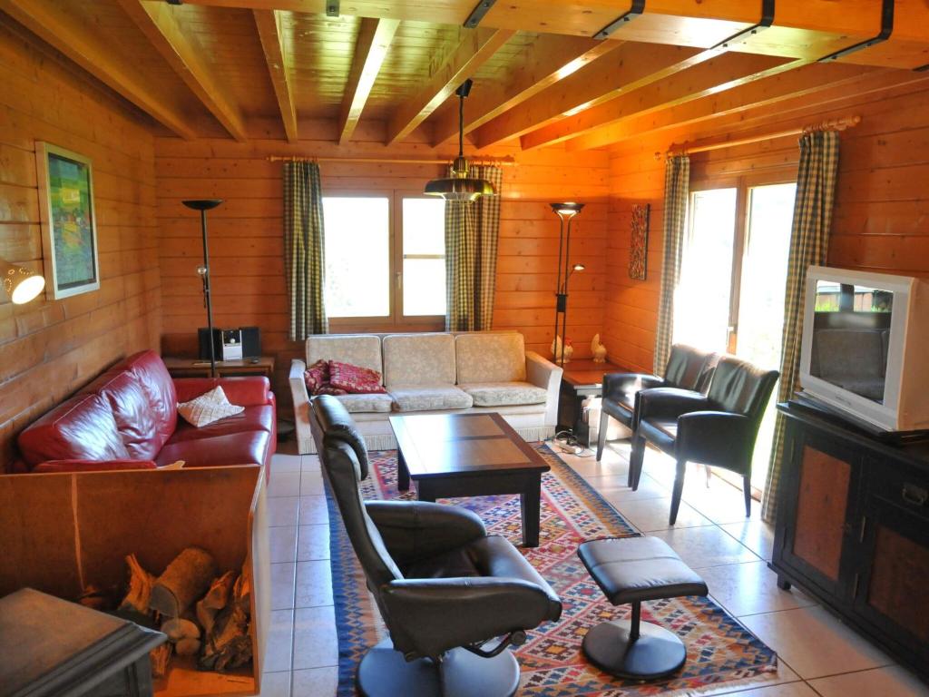 Chalet just outside Hampteau offering magnificent views across the Ourthe valley photo 4