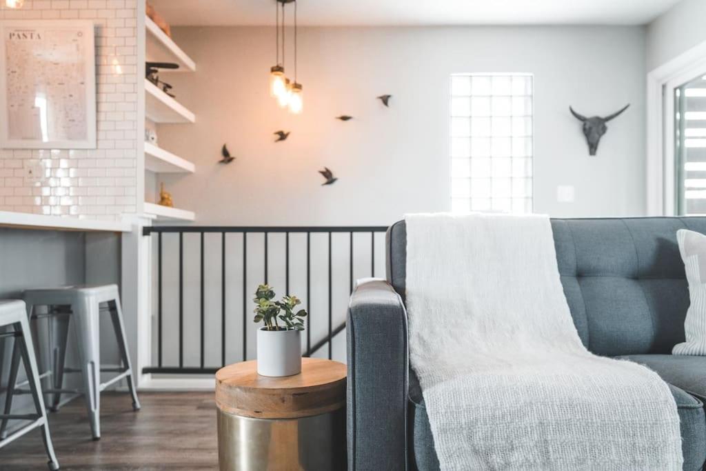 PORCHLIGHT HOME Central San Diego FREE parking image