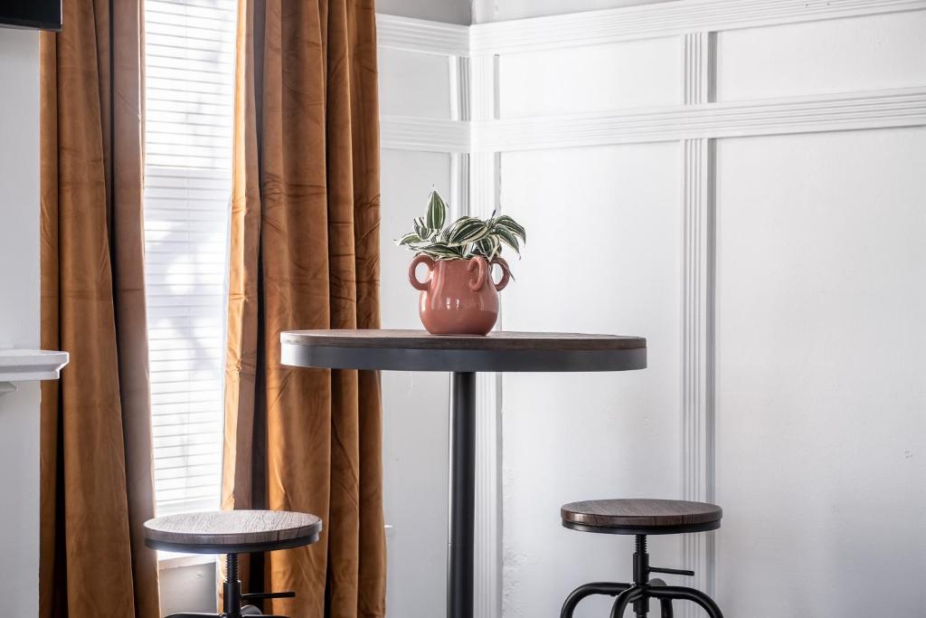 Walk/ Bike everywhere from this Historic Chic Studio photo 4
