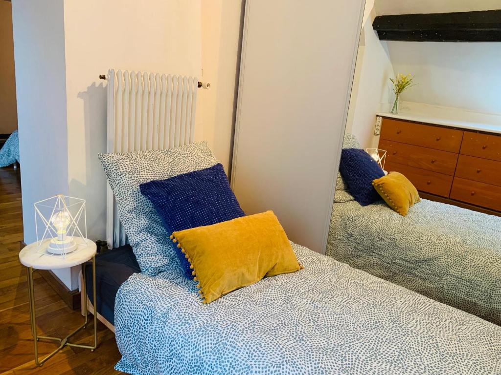 cosy studio design with modern bathroom - Thumbnail image