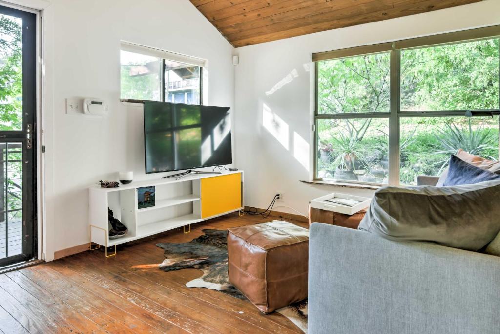 Chic East Austin Studio Bungalow with Spacious Yard! photo 3