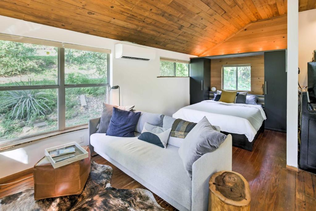 Chic East Austin Studio Bungalow with Spacious Yard! photo 4